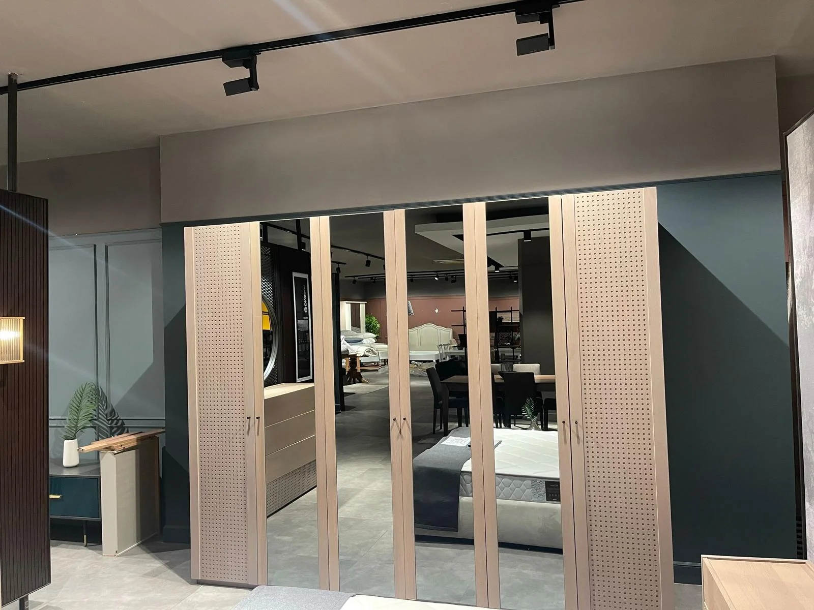 26 ADET MOBİLYA VE HALI ÜRÜNÜ